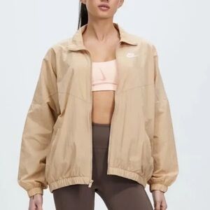 Nike Essential Windrunner Size medium nude